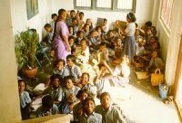 �б� ��ܿ��� �����ϰ� �ִ� ��̵�