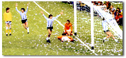 Argentina's top goal-scorer Kempes has just scored his sixth and most important goal in the 105th minute to make the score 2:1. All that the Dutch Suurbier (no. 20) and goalie Jongbloed can do is look on.